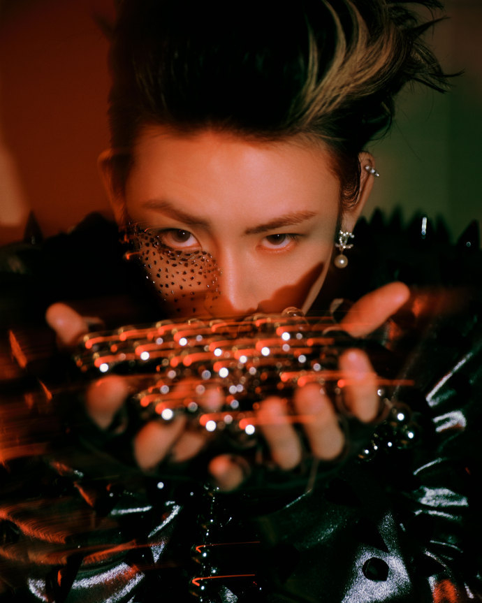 小鬼王琳凯半面贴钻朋克妆小鬼每一次的舞台造型都好用心好帅