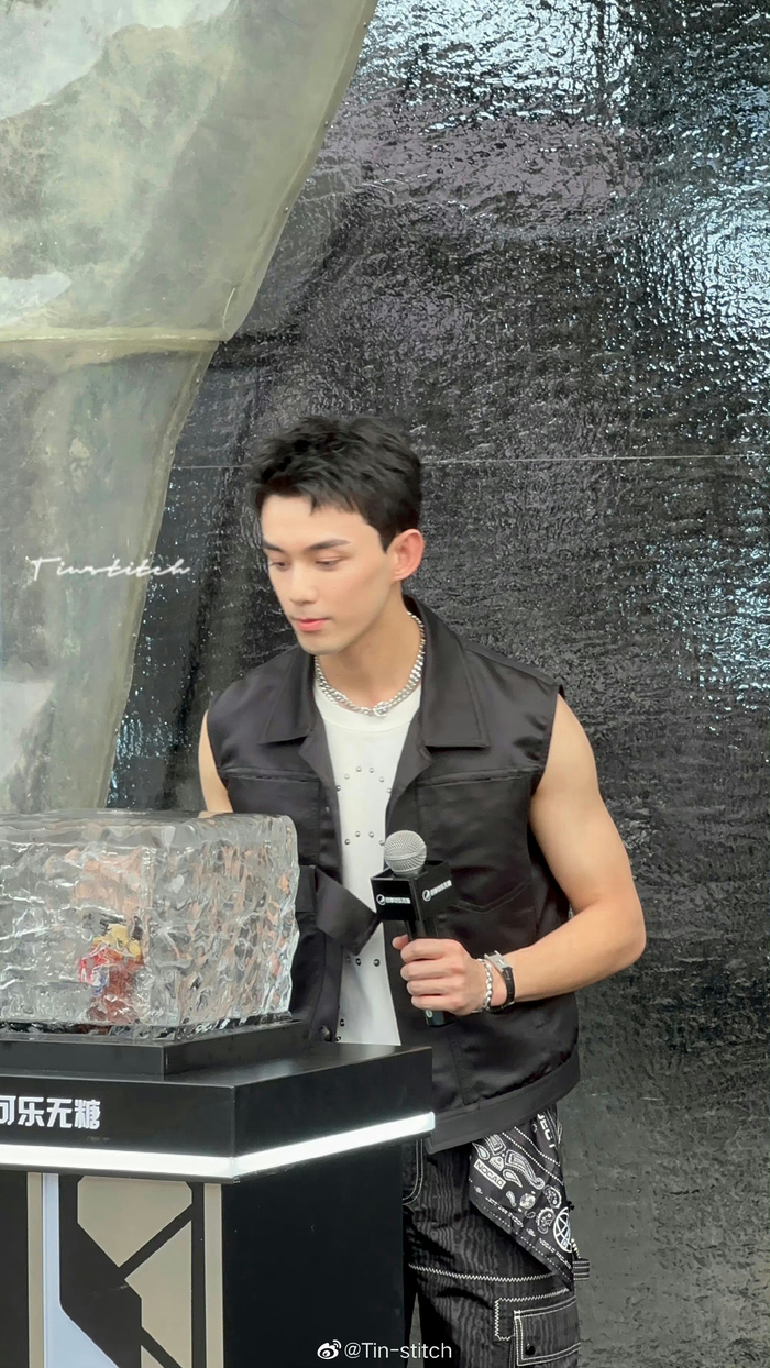 吴磊今日活动路透allblack造型生图状态也太好了吧