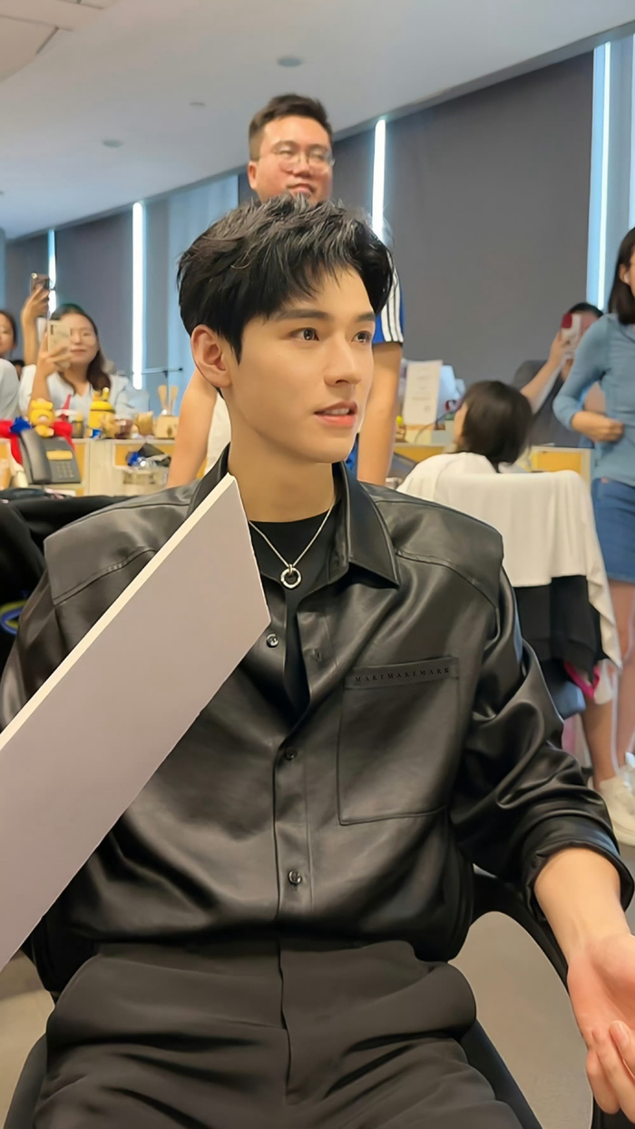 今天的龚俊一身黑好酷满屏都是大长腿谁懂