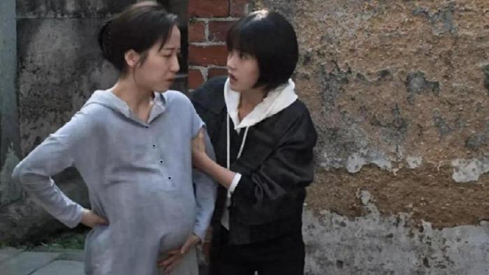 女孩好心给“孕妇”带路，没一会儿被拐上面包车，人贩子套路多