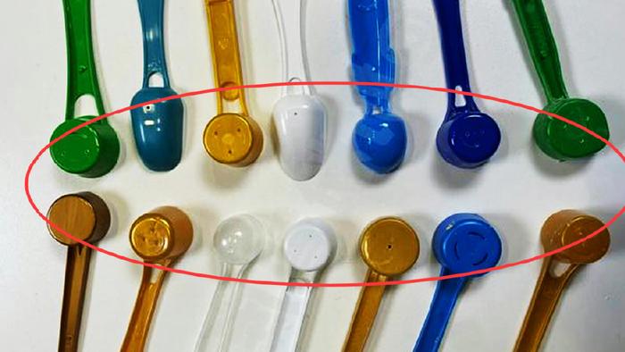 为啥奶粉勺底下有个“小孔”？不是劣质产品，暗藏着玄机