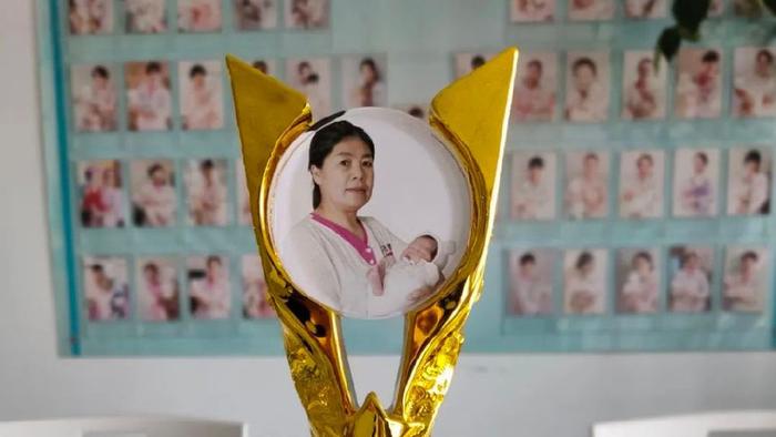 感谢客户为燕子月嫂张美玉定制奖杯