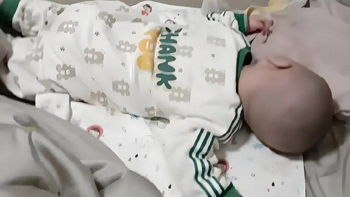 孩子晚上睡觉满床滚，并非调皮而是在向你传递4个信号，别嫌娃烦