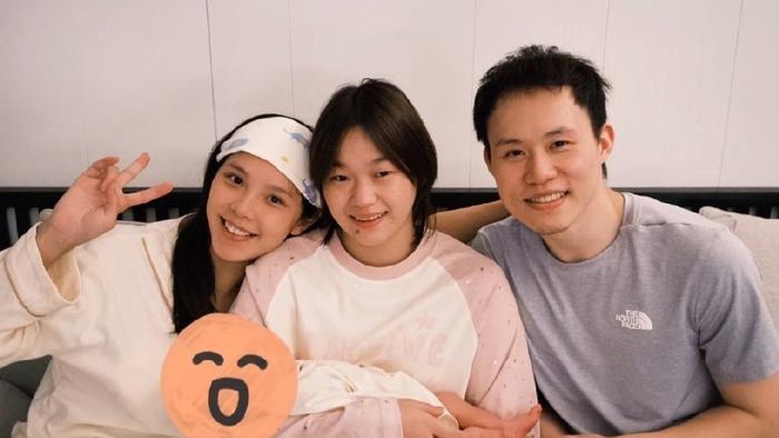 暖心！全红婵抱上谢思埸的儿子：兑现3年承诺，嫂子娇小美丽