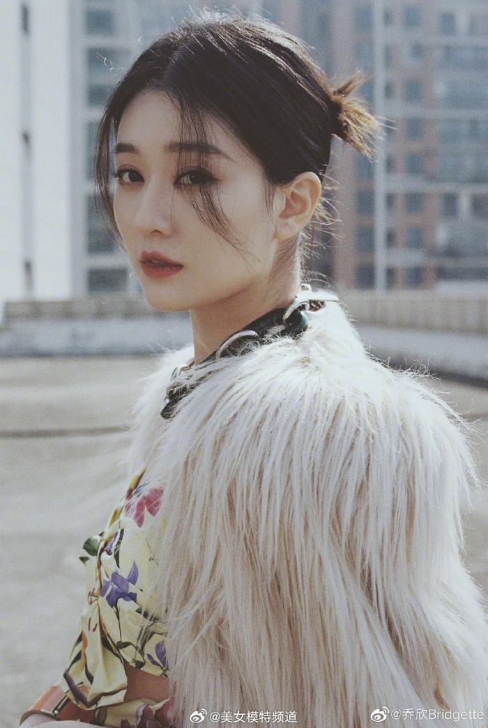 乔欣天台胶片风随拍释出长毛大衣搭配气质盘发好酷飒