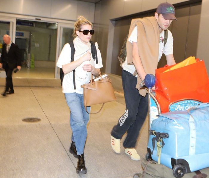 好久不见的emmaroberts和男友现身洛杉矶机场