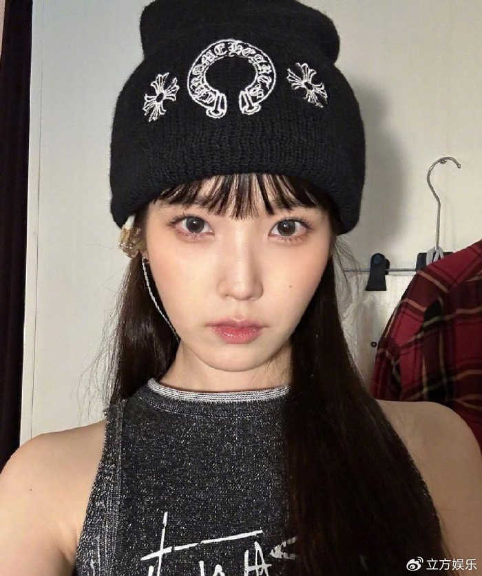 iu齐刘海毛线帽造型释出对镜自拍wink清甜元气
