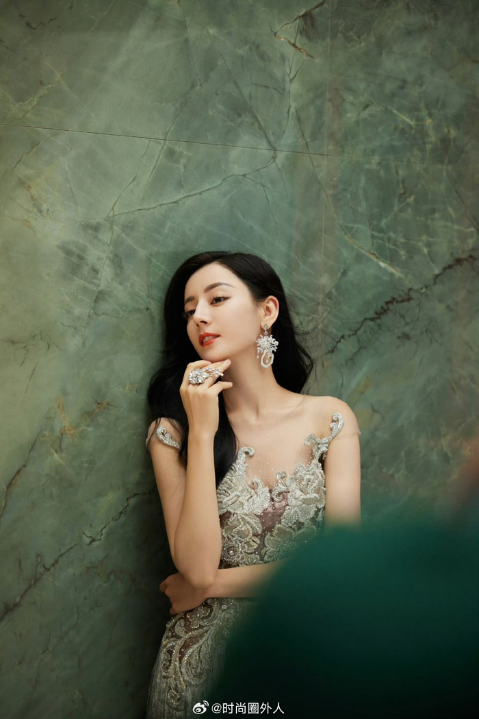 迪丽热巴最新造型写真,一袭银色碎钻流苏裙,好优雅呀__财经头条