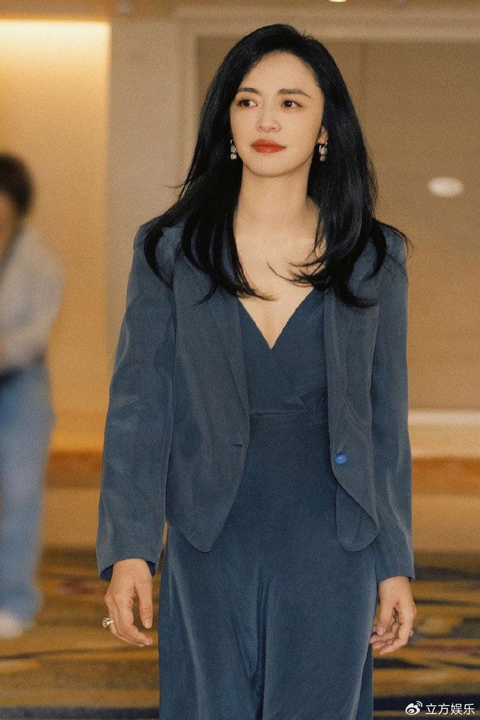 姚晨参加FIRST青年电影展 晒与吴君如闫妮合照状态好