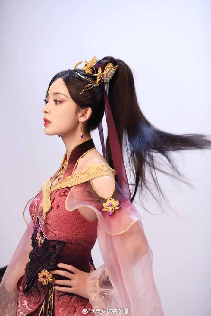 娜扎紫衣金簪高马尾武侠风造型好飒侧颜精致上演眼神杀