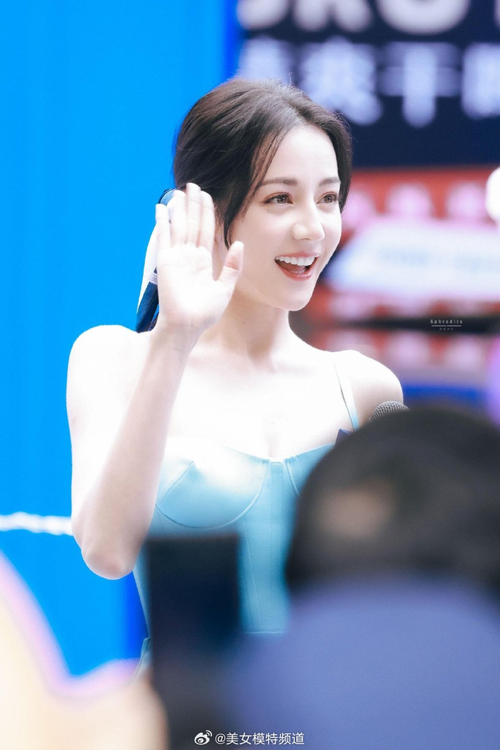 迪丽热巴穿蓝色高开叉长裙低马尾气质温柔笑容甜美