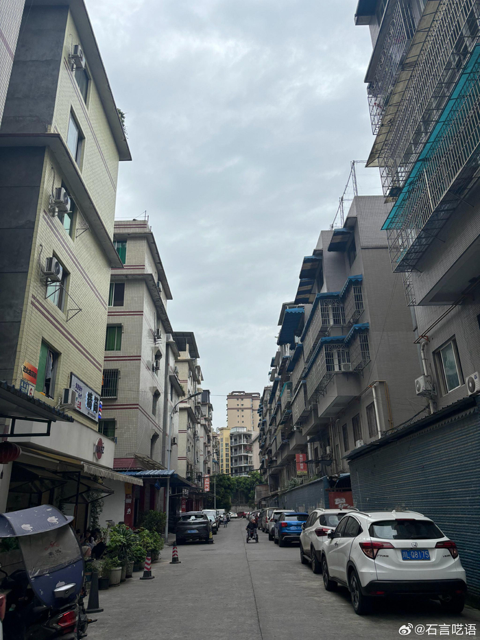 乐山一个非热门的拆迁户安置小区里