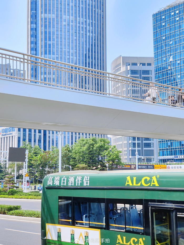 青岛崂山区海尔路,双向十(一)车道,过街天桥,立交停车场,地铁01五号
