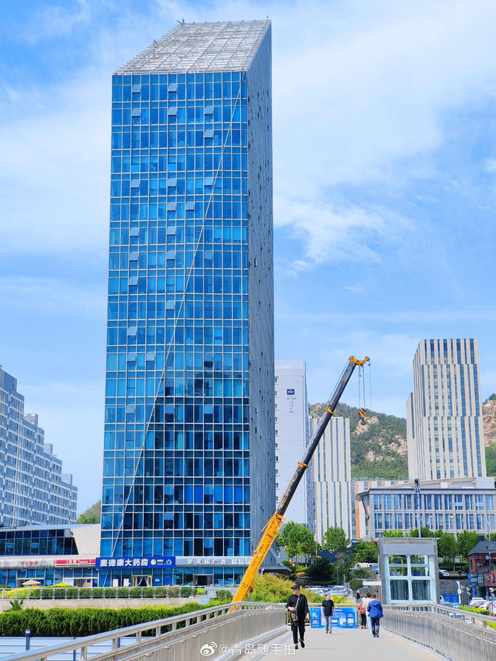 青岛崂山区海尔路,双向十(一)车道,过街天桥,立交停车场,地铁01五号