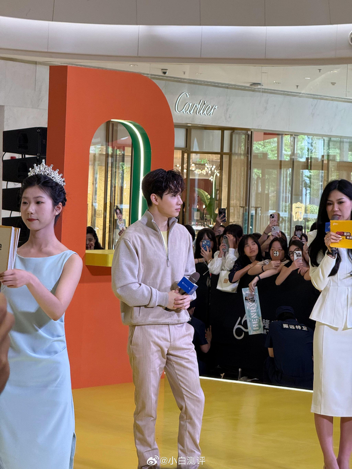 逛个商场咱也是偶遇明星了 有henry刘宪华的粉丝吗