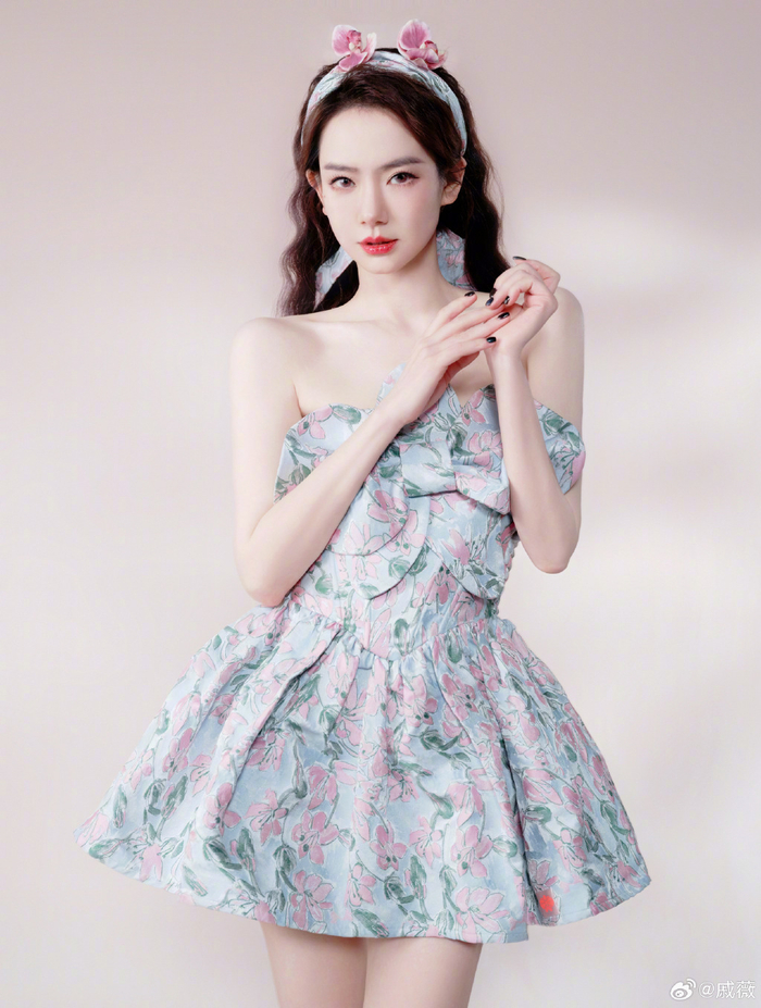 戚薇甜漾花朵大片戚薇甜感娃娃妆好好看啊