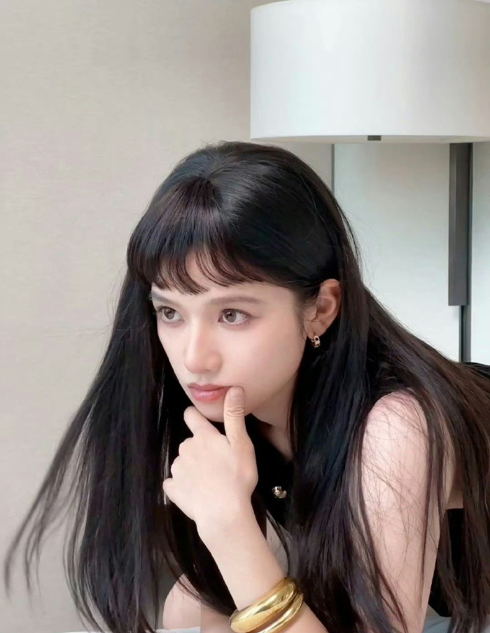 张婧仪黑长直齐刘海造型也太绝了吧