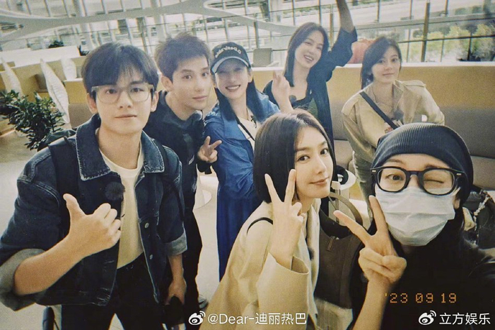 迪丽热巴晒花少团大合照 帅哥美女旅途随拍颜值高|迪丽热巴|旅途|帅哥