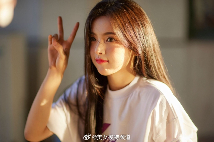 杨超越学院风写真曝光 美女校花清纯可爱
