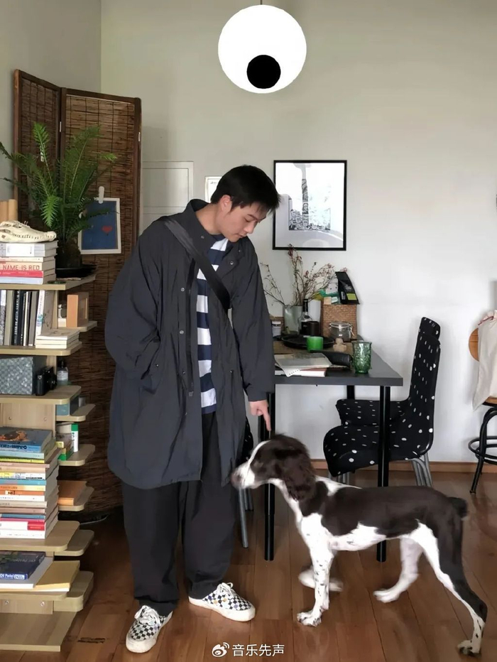 "半封闭"模式,邀请知名创作歌手陈珊妮与知名制作人陈建骐共同出任明