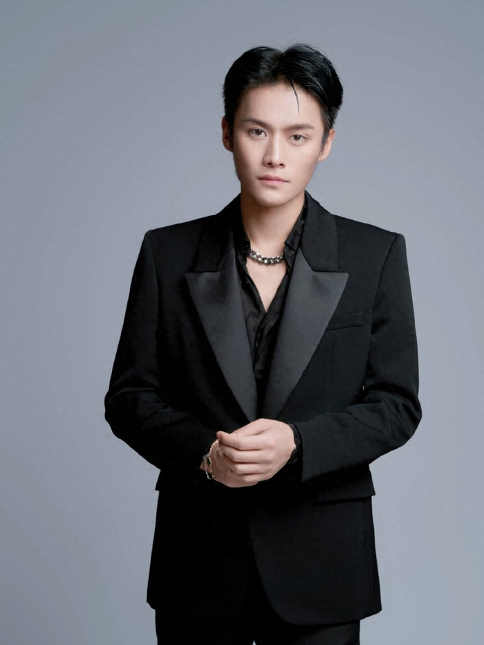 网红小杨哥惹争议,否认直播带货挤压实体店,没电商