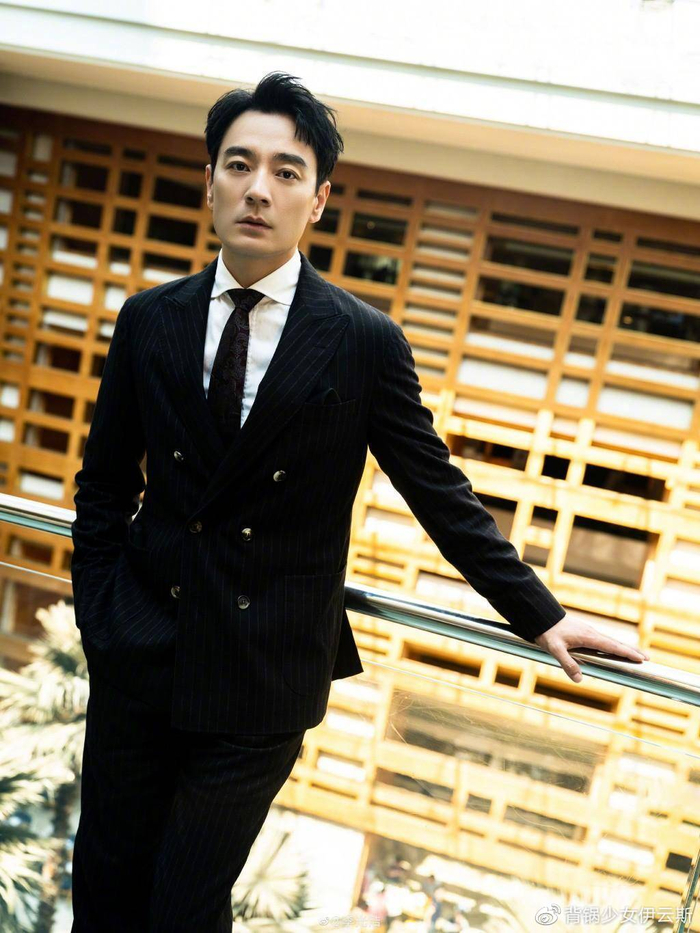 李光洁玫红色风衣配西装,网友:不愧是叔圈潮男|李光洁|玫红色|潮男
