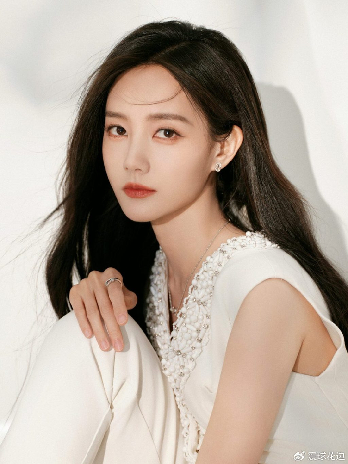 儿时开始习舞后,就梦想考入北京舞蹈学院的李一桐,中学和大学的时候