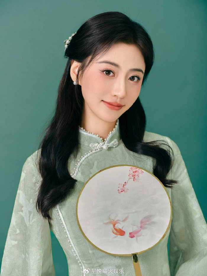 范桢复古旗袍造型曝光 温婉端庄民国千金风|民国|旗袍|温婉_新浪新闻