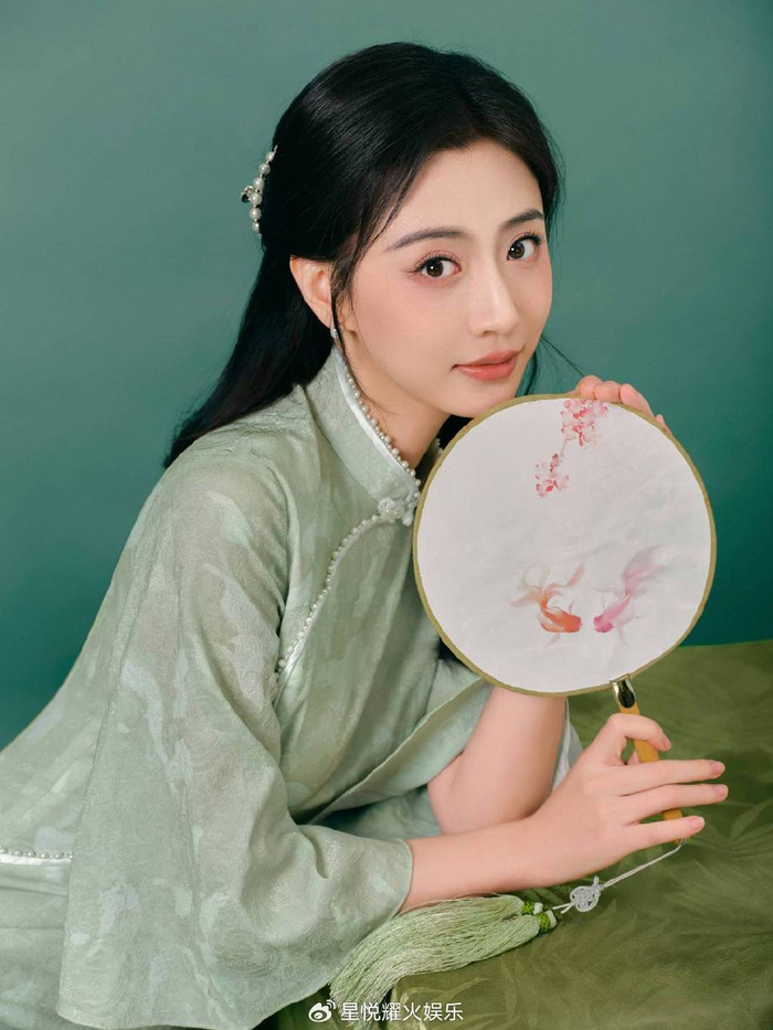 范桢复古旗袍造型曝光 温婉端庄民国千金风|民国|旗袍|温婉_新浪新闻