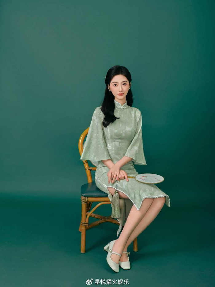 范桢复古旗袍造型曝光 温婉端庄民国千金风|民国|旗袍|温婉_新浪新闻