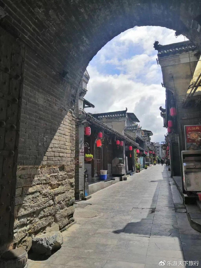 主要由全长1千米的明清古街和东西城门组成,古代的石泉一直是汉江黄金