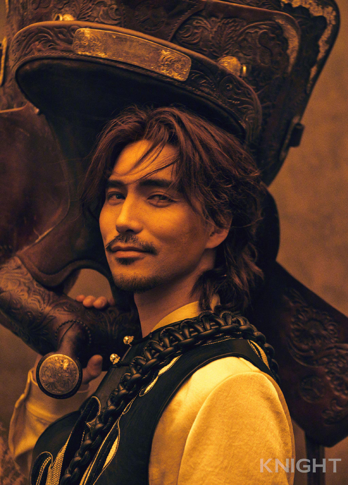 xknight中文版封面大片释出演绎异域民族风胡子造型野性十足