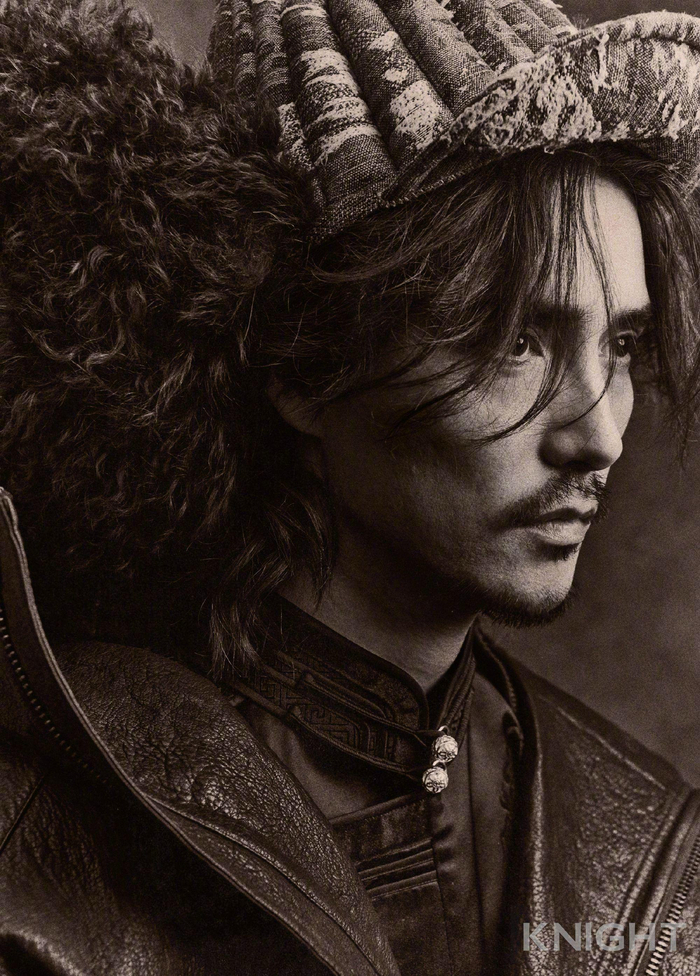 xknight中文版封面大片释出演绎异域民族风胡子造型野性十足