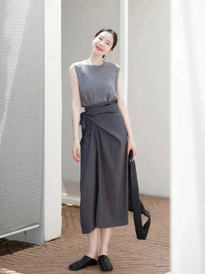 的半身裙,而且面料属于真丝材质,有光泽的面料,看起来自然就很显贵