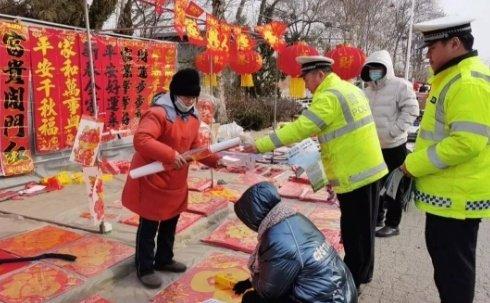 壽光交警趕大集安全宣傳零距離