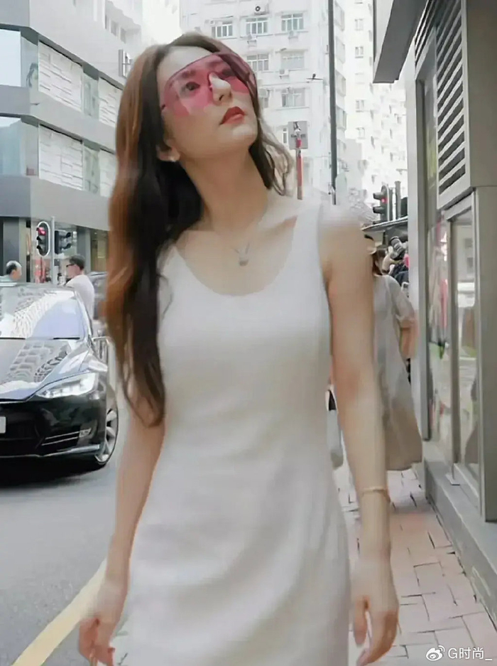 郭富城老婆方媛出街很贵妇,戴"粉色墨镜"穿白色香奈儿