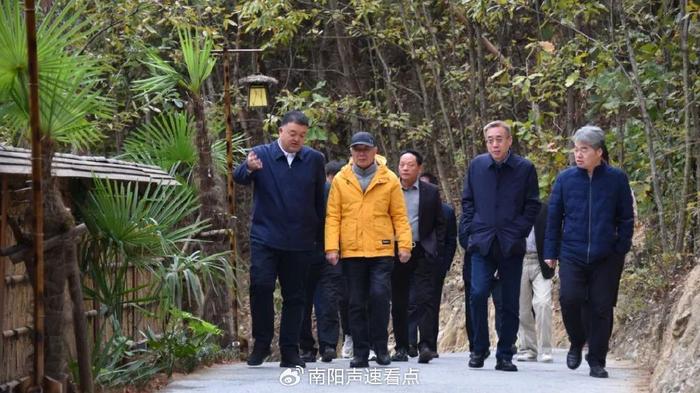 溫鐵軍教授一行先後深入南召縣四棵樹鄉高峰庵村,南