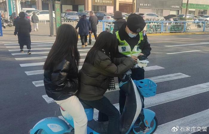 執勤交警嚴格管控共享電動自行車騎行人員各類交通違法行為,對其闖