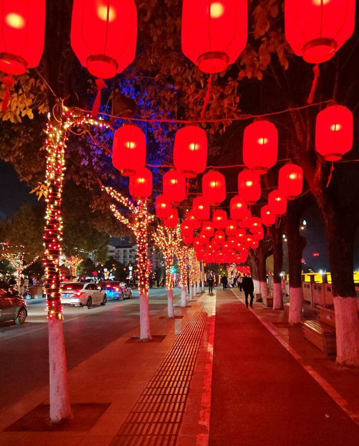 安康市汉阴县凤凰广场高昂腾飞的巨龙吸引了市民群众前往观赏拍照留念