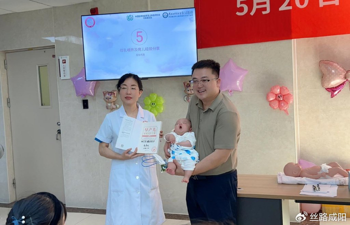 护士孙璐,王盼盼和郭萌为大家现场展示科普情景剧"给宝宝一个安全抱".