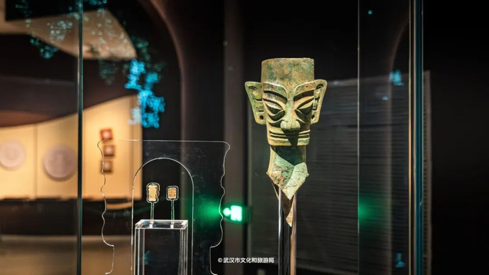 回到先前的问题——明明是玉器展,怎么三星堆的铜人像也来"凑热闹"啦?