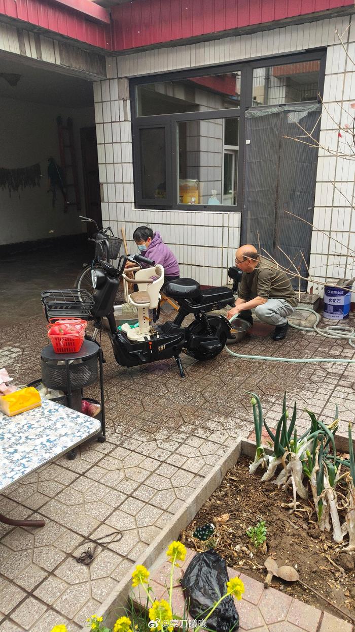 刚刚下楼，公公在洗电动车，婆婆在洗自行车