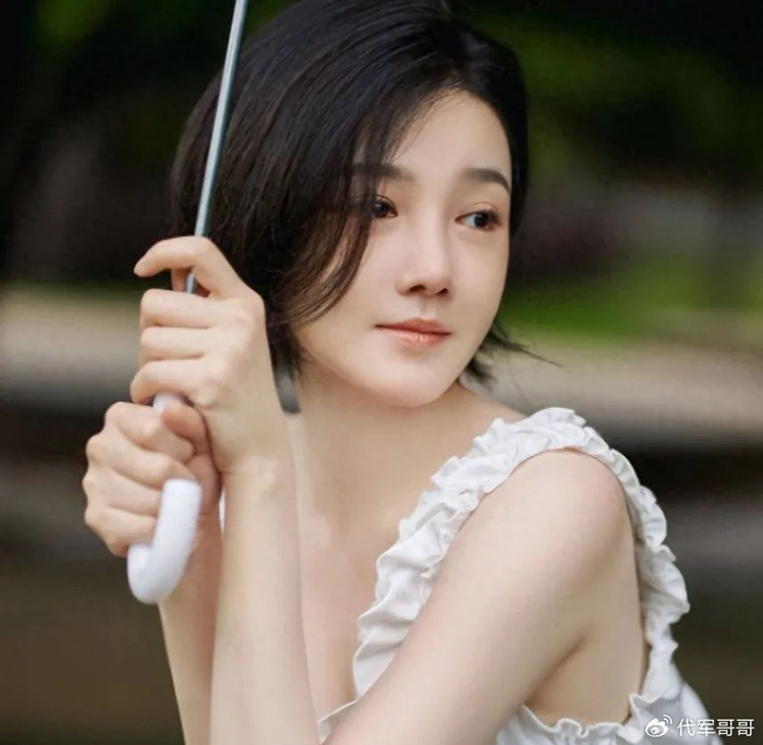 如今现状如今的陈小纭已经是一个家喻户晓的明星,但她不忘初心,依然