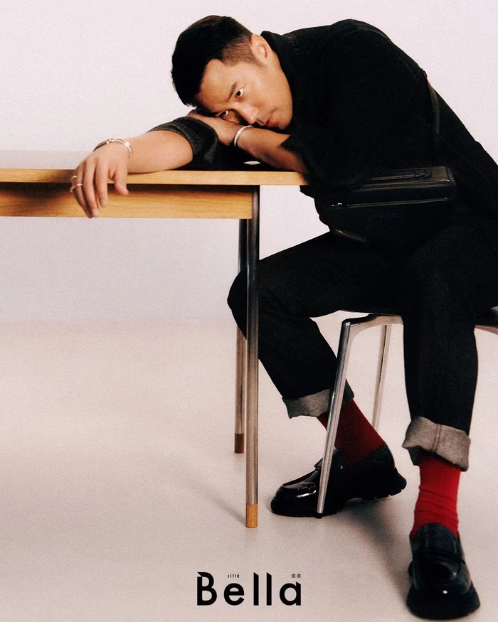 演员张孝全身着pedro23秋季包袋及鞋履拍摄bella8月刊封面