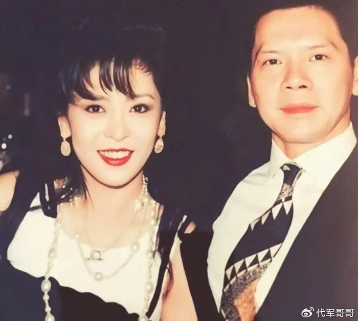 1994年夏天,梁小龙的师姐到深圳看他,还带了一个名叫宋骧的东北女孩