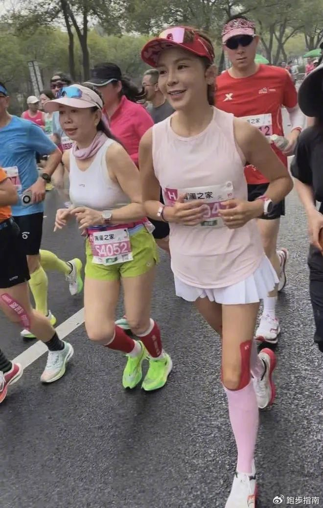 央视主持朱迅带伤5小时征服无锡马拉松:50岁依然美得不可方物|马拉松