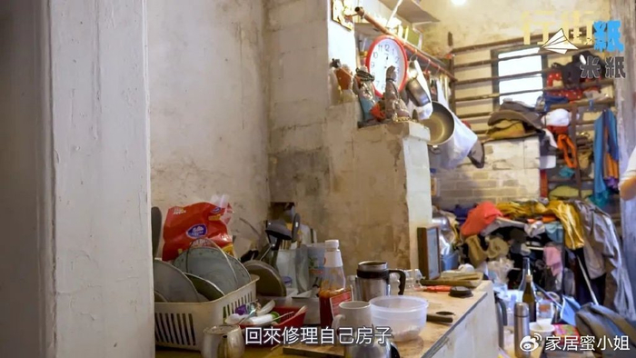 厨房里堆满了各种各样的厨具和生活用品,看起来有些杂乱,但正是这种