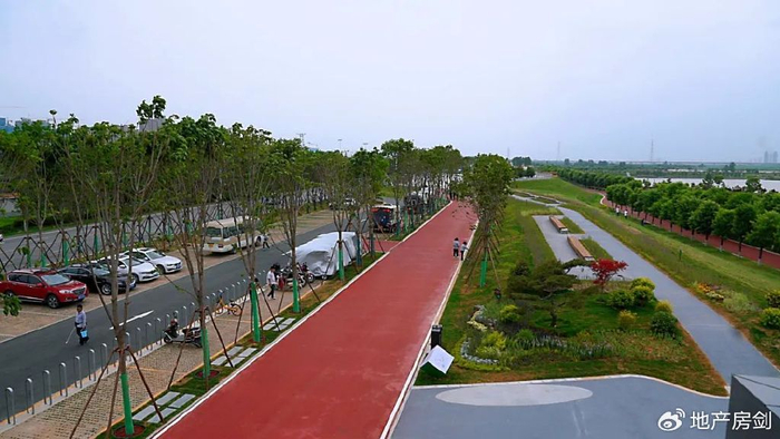 的春日,约上三五成群的朋友,去渭河城市运动公园来一场说走就走的露营