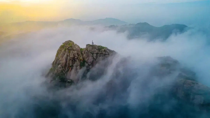 文峰山有"鲁南小泰山"之称,这里方圆之间,处处显古韵,步步皆风景.