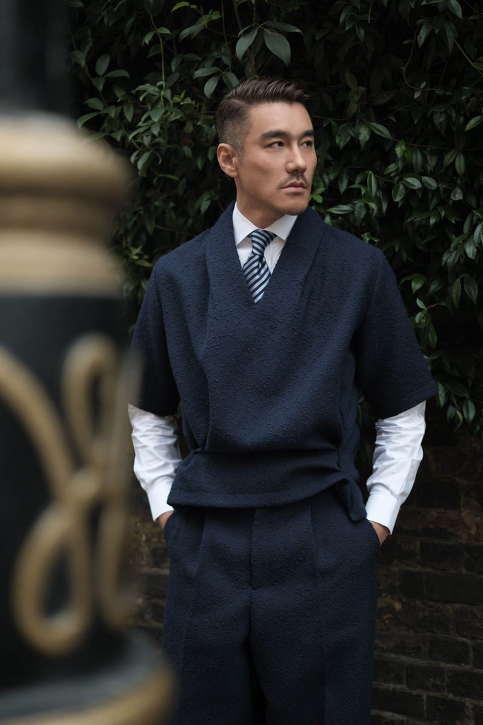 胡兵这套造型完美的将商务风和休闲风融合在一起